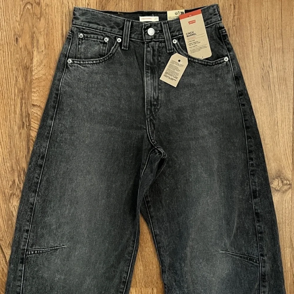 Levi's Women's Cinch Waist Barrel Jeans - Picture 6 of 15